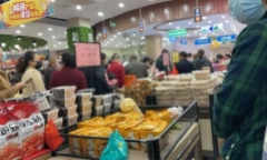 Người dân Trung Quốc chen chúc đến siêu thị mua đồ, có người mua 300 cân gạo: Chính quyền kêu gọi bình tĩnh