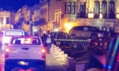 Xe chở đầy thi thể bị bỏ lại bên ngoài văn phòng thống đốc bang ở Mexico