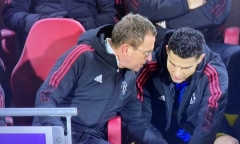 Ronaldo giận dỗi ném áo khi bị thay sớm, HLV MU phải ra sức an ủi 