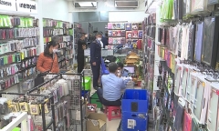 Hà Nội: Triệt phá cơ sơ gia công, biến sạc điện thoại rởm thành hàng chính hãng