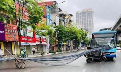 Hà Nội: Xe ba gác chở sắt đi ngược chiều đâm thủng kính xe buýt