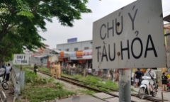 Hà Nội: Xe điện va chạm tàu hỏa, 2 học sinh 14 tuổi thương vong