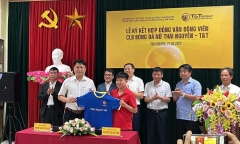 Cầu thủ nữ Việt Nam lần đầu tiên trong lịch sử được nhận tiền