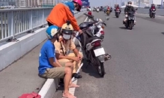 CSGT kịp thời ngăn cản người đàn ông định nhảy cầu Sài Gòn tự tử