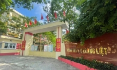 Hà Nội: Hàng trăm học sinh tiểu học bất ngờ bị chuyển tuyến để trường 