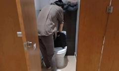 Thất nghiệp vì từng mắc COVID-19, người phụ nữ phải ngủ trong nhà vệ sinh công cộng 