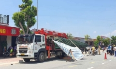 Xe đạp va chạm với xe tải chở gỗ, bé 9 tuổi tử vong