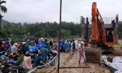 Mưa lớn chia cắt đường ở Quảng Nam, hàng trăm người bị 