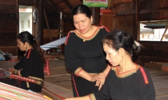 Đưa thổ cẩm đến trời Tây