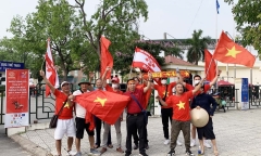 Cờ đỏ sao vàng rợp khắp 