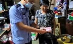 Cụ bà nhặt được 70 triệu đồng, vô tình giúp cảnh sát tóm gọn tên tội phạm truy nã