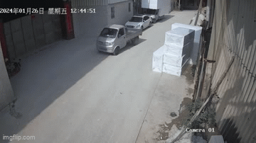 Tài xế quên kéo phanh tay, xe tải trôi thẳng xuống mương
