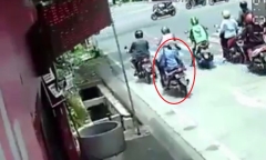 Vừa dừng xe máy chờ đèn đỏ, người phụ nữ bất ngờ lao thẳng xuống mương