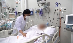 Chồng tử vong, vợ con nguy kịch sau bữa ăn nấm xào mướp