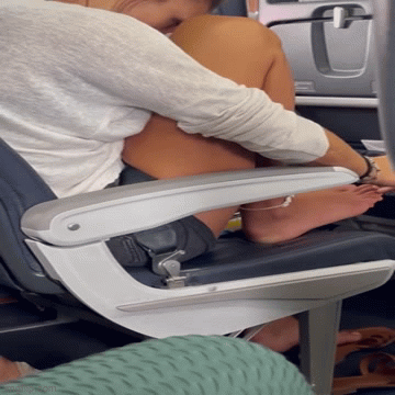 Cô gái thản nhiên co chân lên ghế làm việc này, nhiều người bức xúc đề nghị cấm bay
