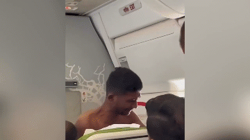 Video: Mâu thuẫn về chỗ ngồi, hành khách cởi áo, đấm nhau trên máy bay