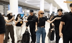 Rosé (BLACKPINK) nhận phở gói fan Việt tặng tại sân bay