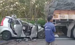 Ô tô con đâm vào đuôi xe tải, 6 người trong gia đình tử vong tại chỗ