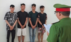 Mang theo hung khí tìm người đi đường để đánh, 4 đối tượng bị khởi tố