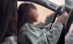 Vụ để con gái cầm vô lăng lái ô tô chạy 60km/h: Lời khai bất ngờ của người bố 