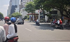 Dự báo thời tiết ngày 24/10: Bắc Bộ tiếp tục nắng oi, Nam Bộ nhiều nơi mưa dông kèm nguy cơ lốc, sét