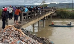 Tìm kiếm người đàn ông thả cá phóng sinh bị nước cuốn trên sông Krông Ana
