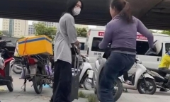 Phạt 2,5 triệu đồng người phụ nữ bán nước đuổi cô gái khi đang đứng trên vỉa hè chờ xe ở Mỹ Đình