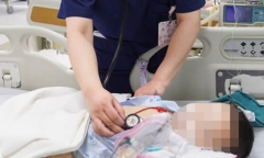 Hai trẻ suy hô hấp do uống nhầm dầu thắp đèn bàn thờ