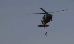 Xôn xao hình ảnh một người bị treo trên trực thăng ở Afghanistan, sự thật là gì?