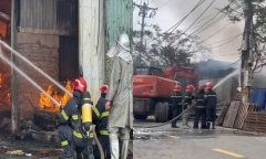 Hà Nội: Cháy dữ đội tại hai nhà xưởng sản xuất cồn