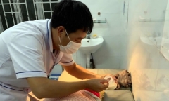 Bé gái sơ sinh còn nguyên dây rốn bị bỏ rơi ven đường ở Khánh Hoà