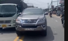 Xác minh vụ tài xế lái ô tô ngược chiều, đòi đánh người quay video ở TP.HCM