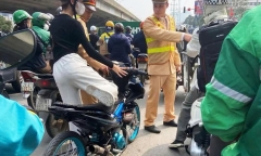 Nữ sinh 17 tuổi đi xe máy 