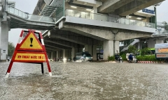 Mưa lớn kéo dài, nhiều tuyến phố ở Hà Nội 
