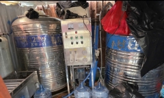 Bắt 2 đối tượng bơm nước máy vào bình giả thương hiệu nổi tiếng rồi bán cho tiệm tạp hóa ở TP.HCM