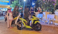 Điều tra vụ người đàn ông gục bên lề đường với vết thương trên ngực ở Lâm Đồng