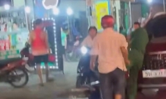 Người đàn ông có biểu hiện say xỉn, tấn công thanh niên xung phong ở TP.HCM: Camera ghi lại gì?