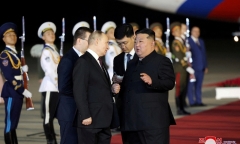 Chủ tịch Triều Tiên Kim Jong-un đón Tổng thống Putin ở sân bay