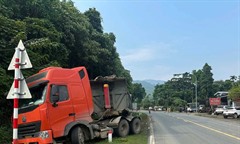 Hiện trường vụ ô tô khách va chạm xe đầu kéo trên quốc lộ, 2 người tử vong tại chỗ