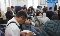 Người dân vẫn xếp hàng chờ cấp đổi giấy phép lái xe