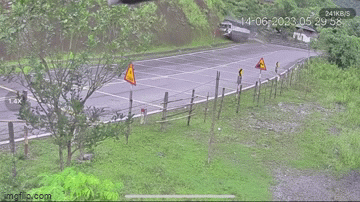 Video: Kinh hoàng khoảnh khắc xe tải mất lái lao vào vạch núi