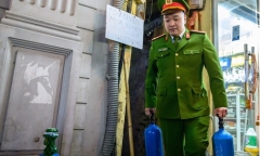 Hà Nội: Đột kích kho “bóng cười” tại phố Hàng Buồm