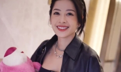 Visual Chi Pu nổi bật trong ống kính netizen Trung Quốc, tay ôm khư khư món đồ đặc biệt
