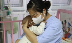 Bé trai 1 tuổi khắp người đầy vết bầm tím, bác sĩ biết nguyên nhân tức giận mắng gia đình thiếu hiểu biết