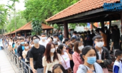 Người dân háo hức xếp hàng, tham quan Bảo tàng Hồ Chí Minh, nhà tù Hỏa Lò trong ngày 30/4