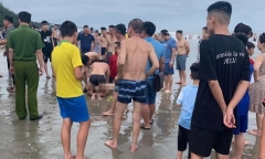 Quảng Ninh: Hai du khách tử vong khi đi tắm biển