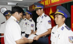 Thăng hàm cho 7 sỹ quan vừa từ Hoàng Sa trở về