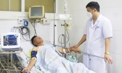 Người đàn ông 50 tuổi tê chân tay, đi lại khó khăn sau bữa tối với so biển