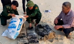 Đi nhặt ve chai, người dân tá hoả phát hiện bao nhựa chứa 20kg ma túy trên bãi biển