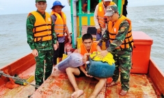 Cứu sống ngư dân 23 tuổi ôm can nhựa, trôi dạt 3 ngày trên biển 